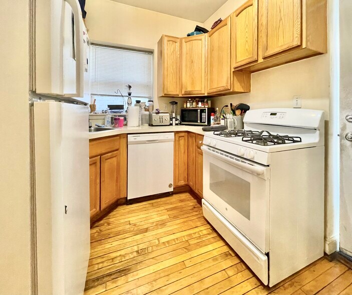 Building Photo - 4831 N Sawyer Ave