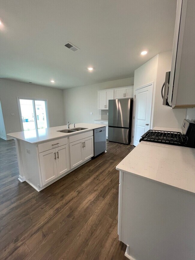 Building Photo - Spacious & Modern Ranch-Style Living