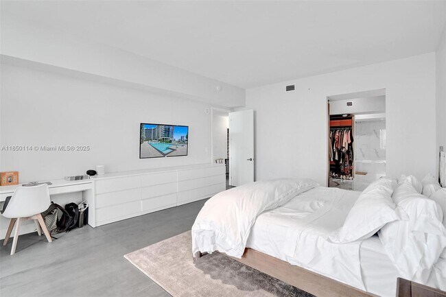 Building Photo - 5000 Island Estates Dr