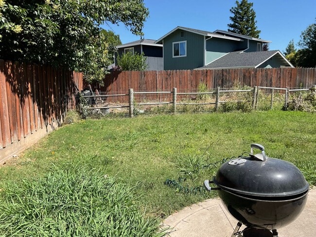 Building Photo - Chico 3 bed 2 bath home for rent, convenient location, neighborhood setting Garage, back yard
