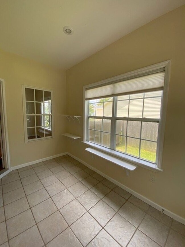 Building Photo - Welcome to this stunning 3-bedroom, 2-bath...