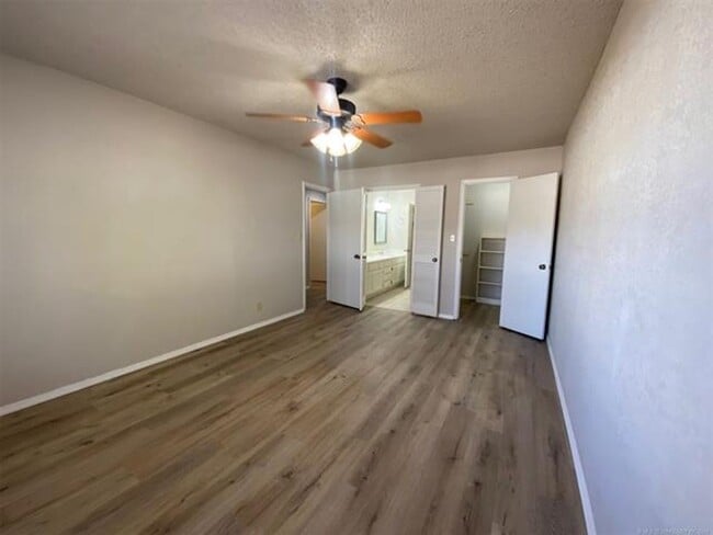 Building Photo - Jenks Schools! This 3 bedroom, 2 bath duplex is located at back of cul-de-sac