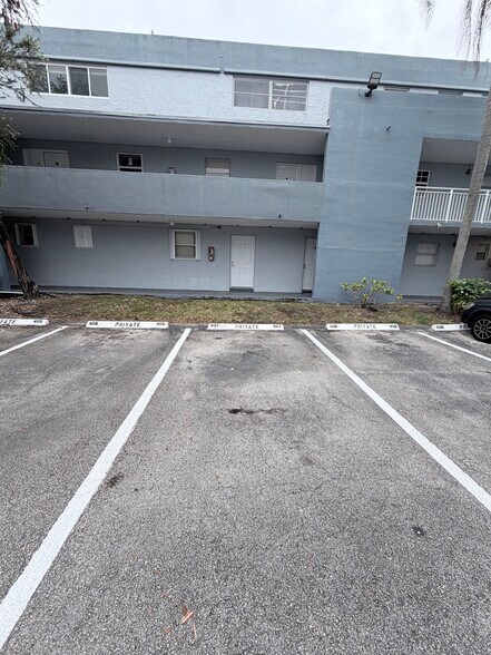 Building Photo - 9365 Fontainebleau Blvd