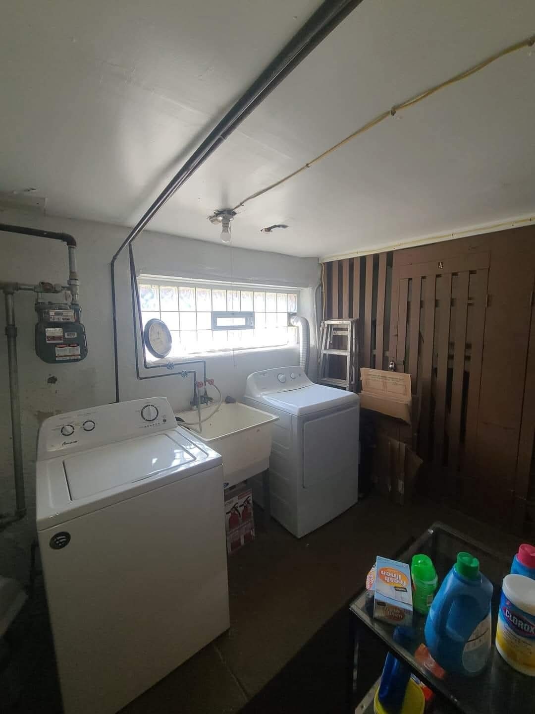 Common laundry room - 6325 Gardenia St