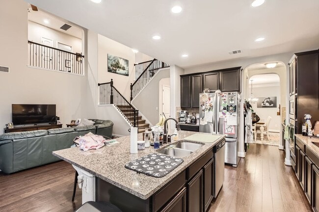 Building Photo - 5 Bedrooms and 3+ Living Spaces!