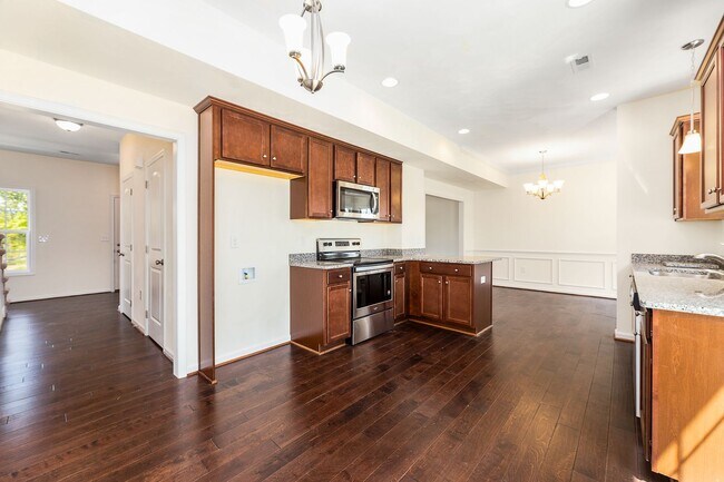 Building Photo - Spacious 4 Bedroom 2.5 Bath Home