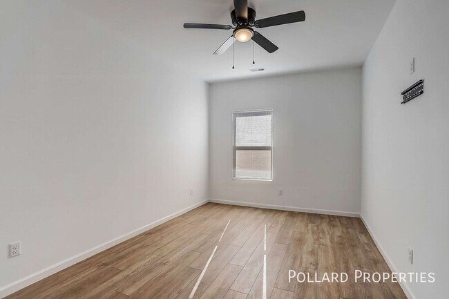 Building Photo - 422 Parkview Dr