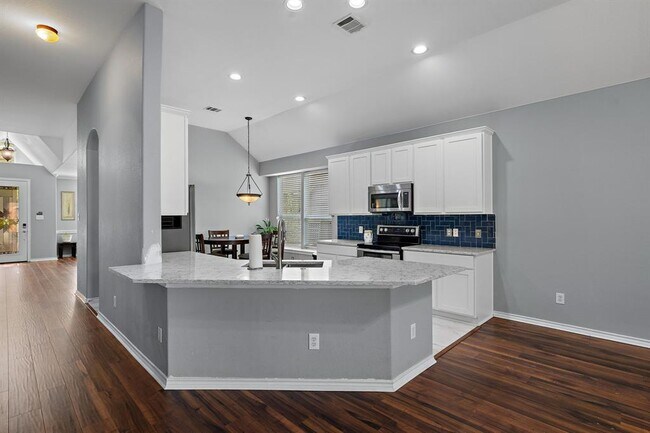 Building Photo - 123 Justin Leonard Dr