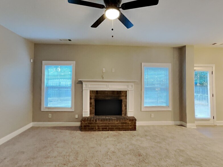 Building Photo - 400 Louise Way