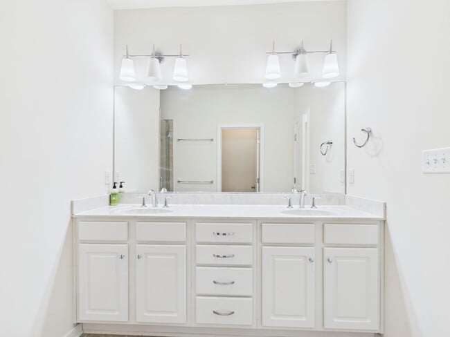 Building Photo - 5404 Coopers Walk Ln