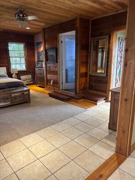 Building Photo - 919 S Water St