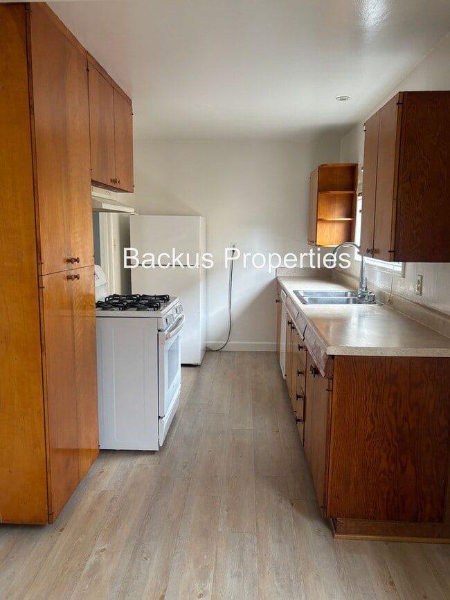 Building Photo - Wonderful two-bedroom unit in Monterey