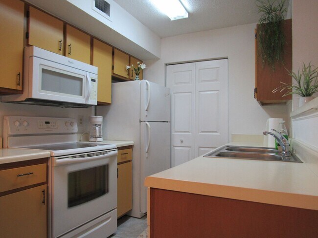 Building Photo - Venetian Palms 12640-1911