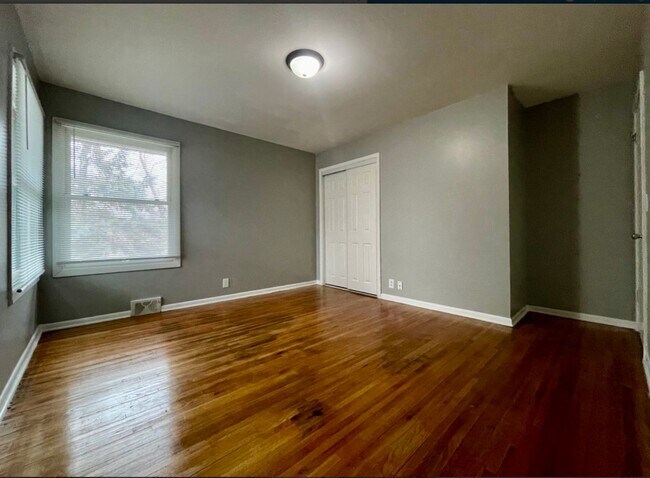 Building Photo - Outstanding 5 Bedroom 2 Bathroom Single Fa...