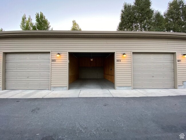 Building Photo - 1823 N Crest Rd