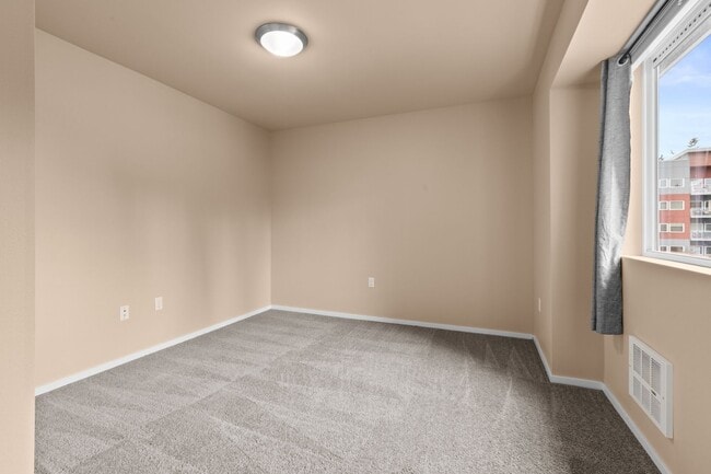 Building Photo - 4Bd/3.5Ba Mountlake Terrace Townhouse