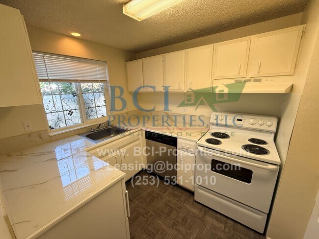 Building Photo - Deville Townhomes