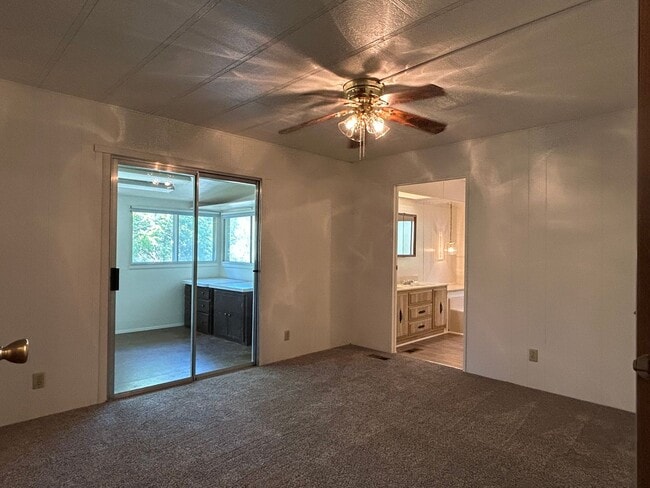 Building Photo - 373 Lodgeview Dr