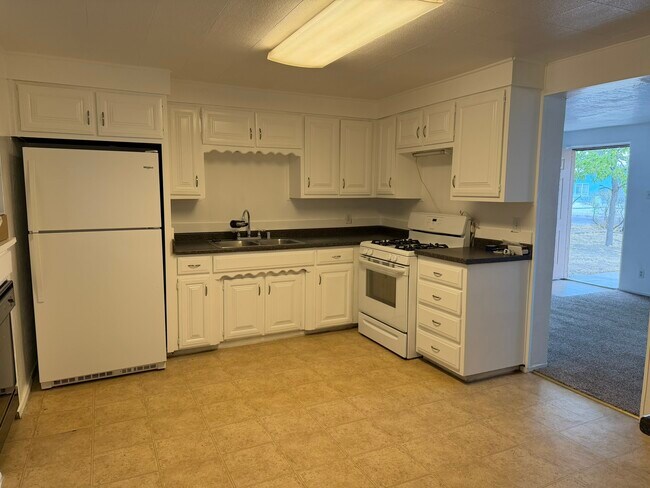 Building Photo - 2842 Solano Dr NE