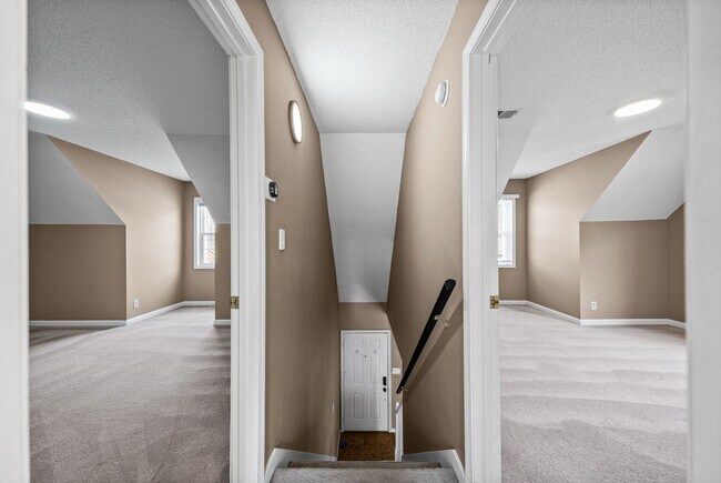 Building Photo - LARGE FENCED IN YARD!!!