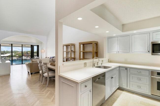 Building Photo - 543 Bay Colony Dr N