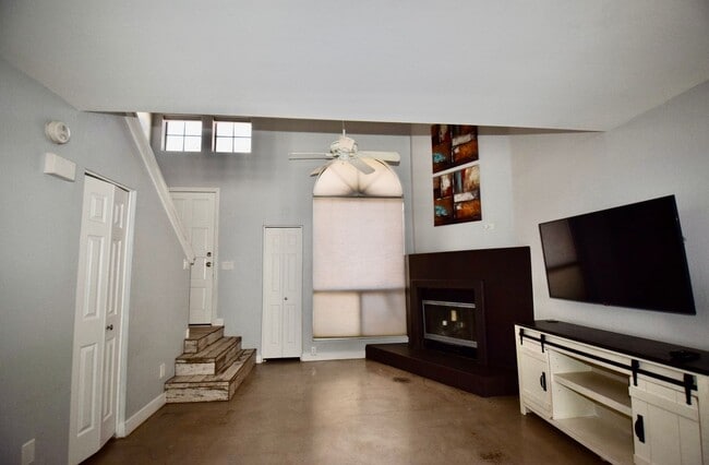 Building Photo - Beautiful modern 1 bed 2 bath corner unit in the Highlands Condominium community.