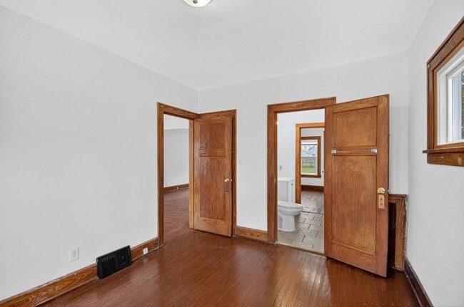 Building Photo - 1927 Harriet St