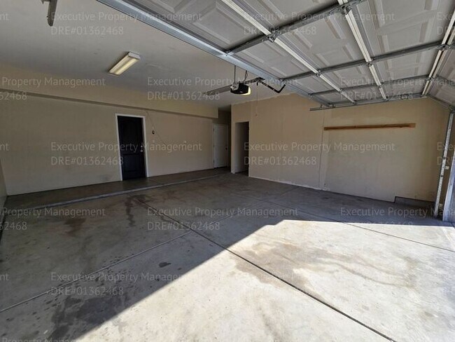 Building Photo - 3 bedroom/ 2.5 bathroom 2 story home.