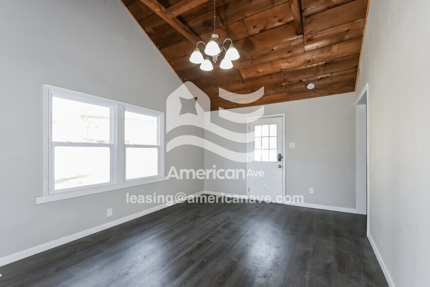 Building Photo - 3402 Longview Dr