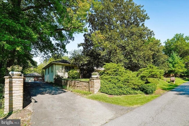 Building Photo - 8106 W Boulevard Dr