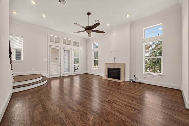 Building Photo - 703 Live Oak St