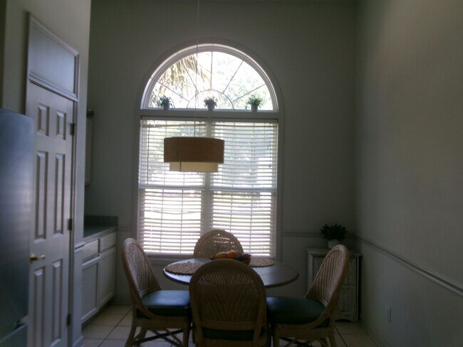 Building Photo - Walk to the Ocean from this 3 bedroom, 2.5...