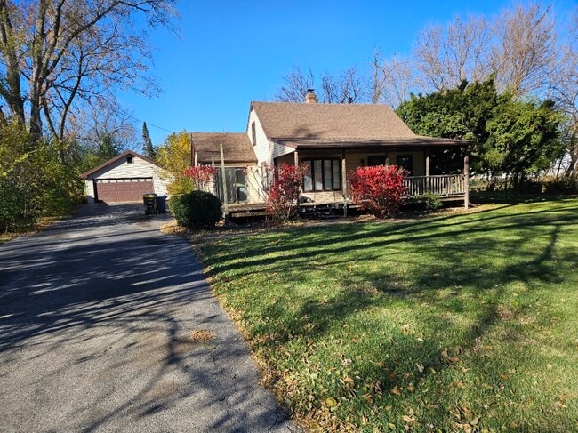 Building Photo - 1N670 River Dr