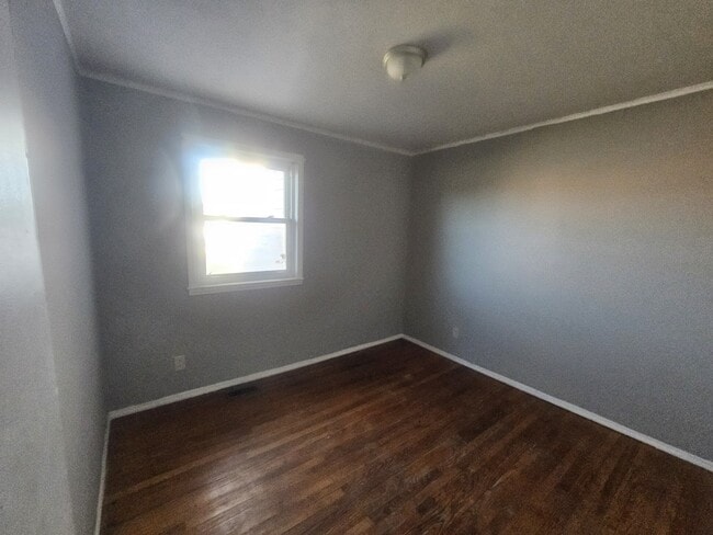 Building Photo - 307 Best St