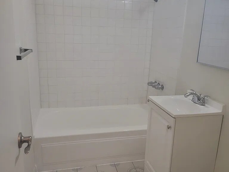 Building Photo - 6510 Marbrisa Ave