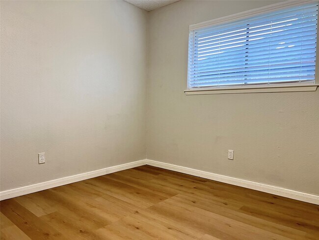Building Photo - 21414 Park Run Dr
