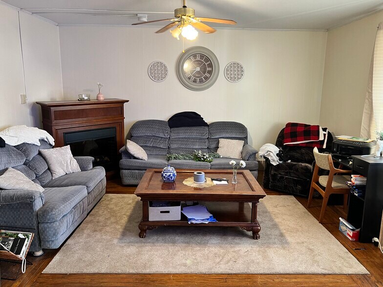 Living room - 222 W Main St