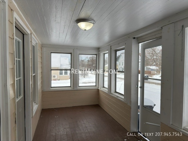 Building Photo - 27 Kineo St