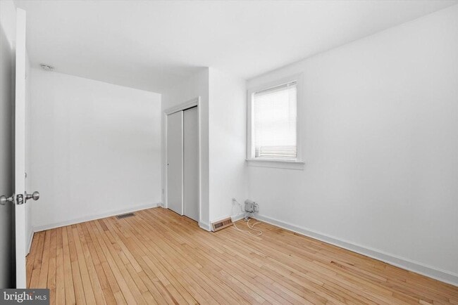 Building Photo - 734 Sunnyside Ave