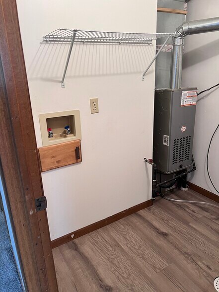 Washer and Dryer hookup - 2569 Parkview St
