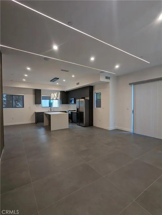 Building Photo - 11141 Strathern St