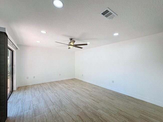 Building Photo - 2577 S Park Ave