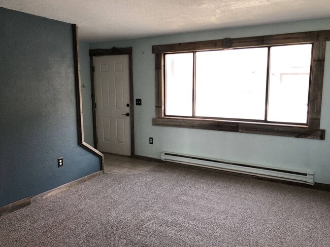 Building Photo - Centrally Located, 2 Bedroom Townhouse w/G...