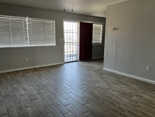 Building Photo - Updated 2BR/1BA | Private Patio | Great Lo...