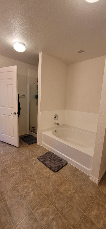 Building Photo - 9565 Castle Oaks Dr