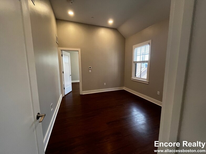 Building Photo - 39 Harvard Way