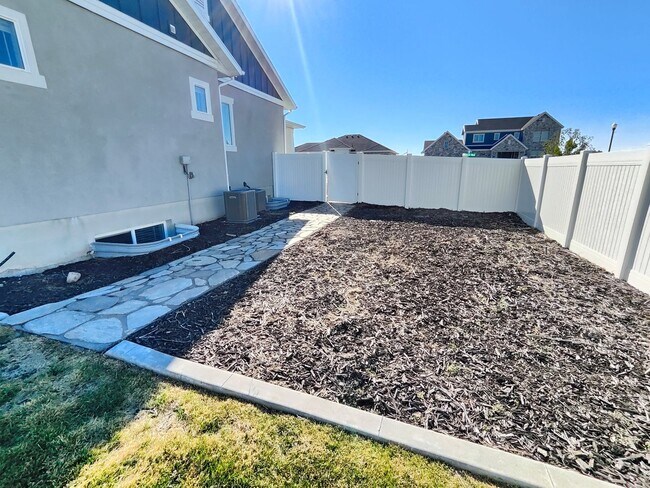Building Photo - Spacious 6 Bed, 3.5 Bath Home in Clinton, UT