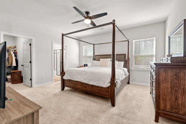 Building Photo - Modern Moncks Corner Home!