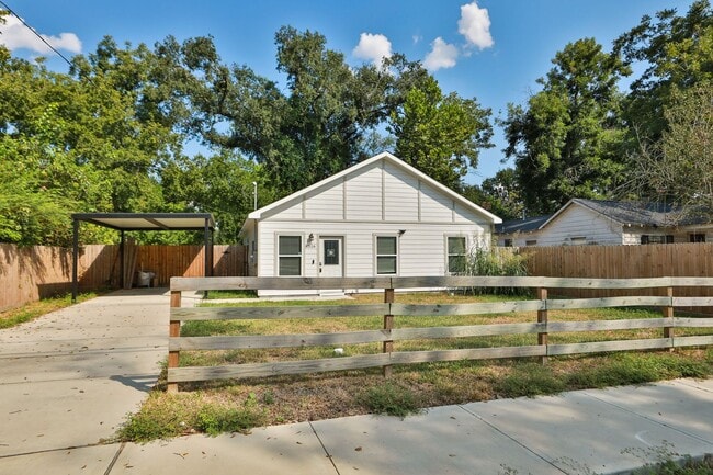 Building Photo - For Lease | 3 Bed, 2 Bath |1,350 Sq Ft |Tr...