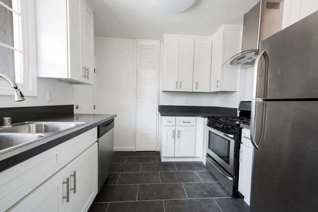 Building Photo - Completely Remodeled 2 Bed 1 Bath in the h...